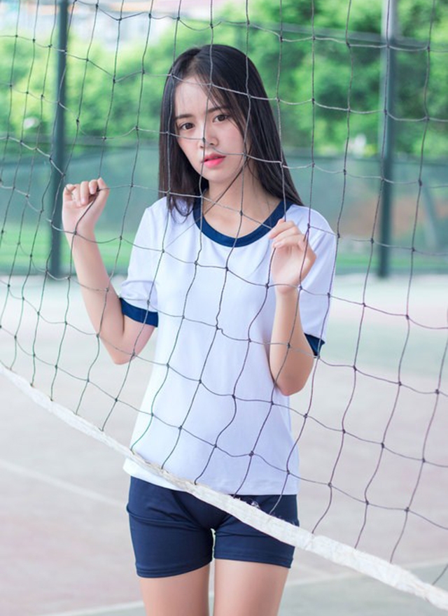 体操服小姐姐黑长直发户外写真