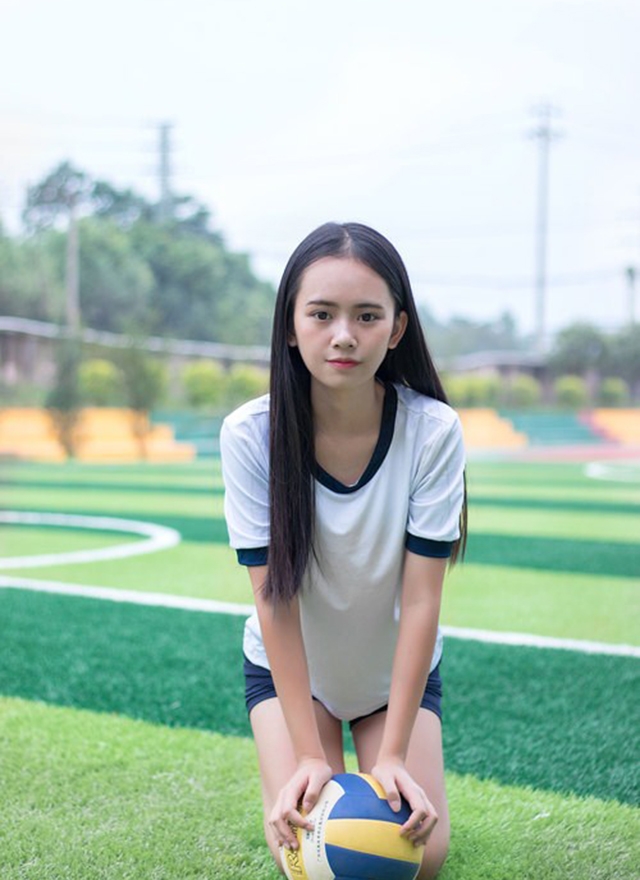 体操服小姐姐黑长直发户外写真