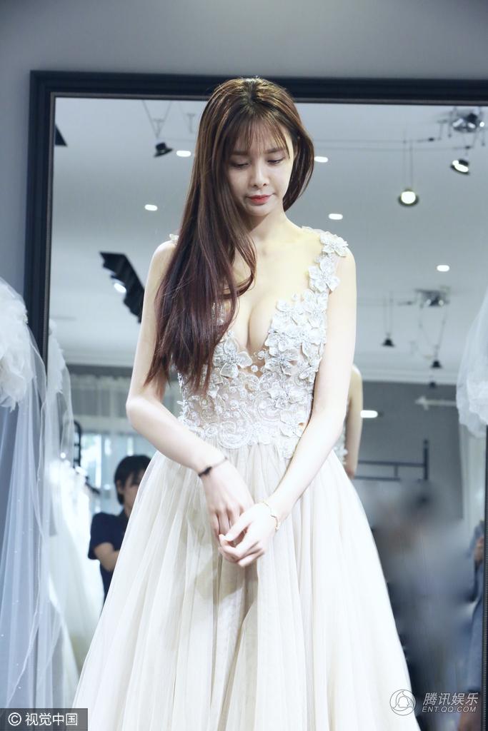 沈梦辰穿礼服露酥胸秀事业线  身材前凸后翘超有料