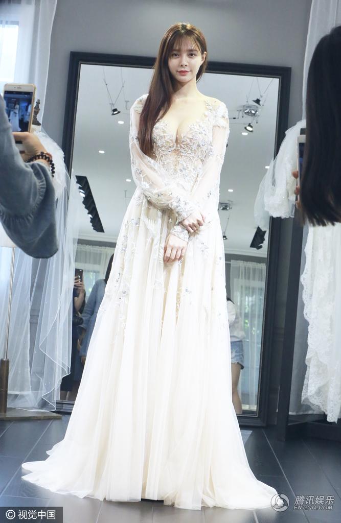 沈梦辰穿礼服露酥胸秀事业线  身材前凸后翘超有料