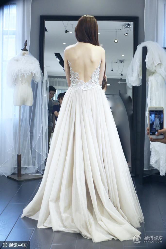 沈梦辰穿礼服露酥胸秀事业线  身材前凸后翘超有料