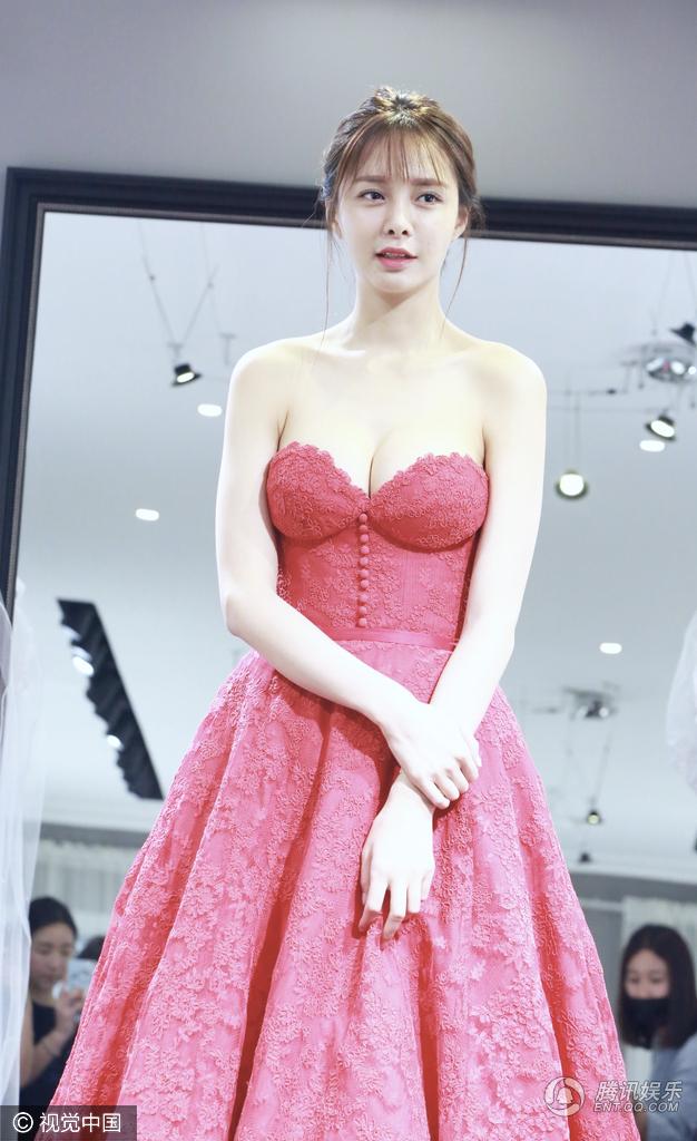 沈梦辰穿礼服露酥胸秀事业线  身材前凸后翘超有料