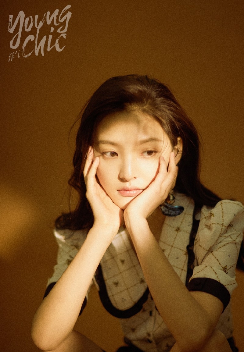 萌妹子章若楠香艳惹火吊带背心文艺写真大片