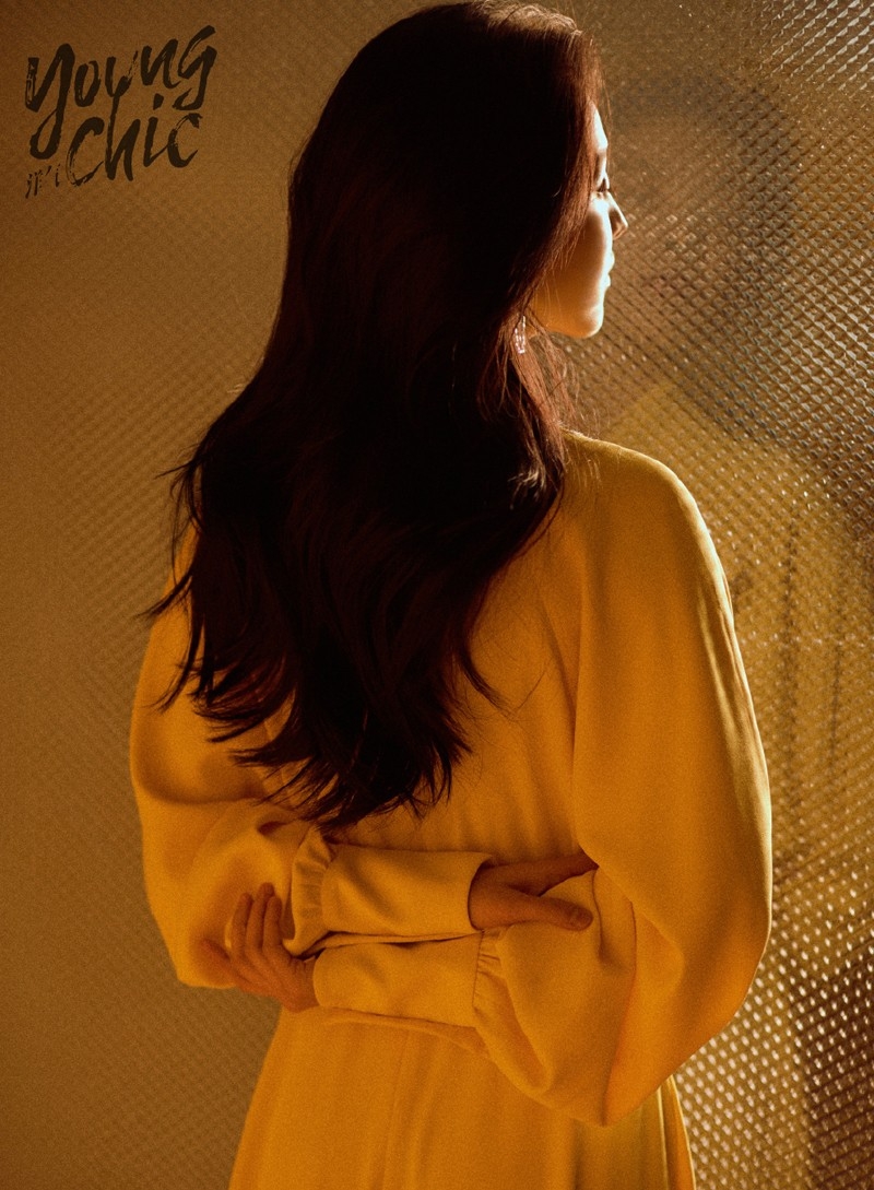 萌妹子章若楠香艳惹火吊带背心文艺写真大片