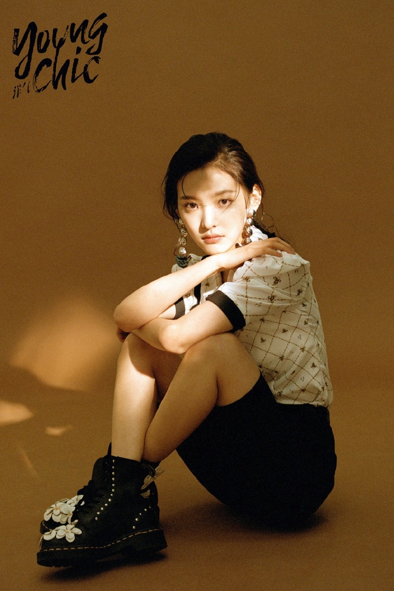 萌妹子章若楠香艳惹火吊带背心文艺写真大片