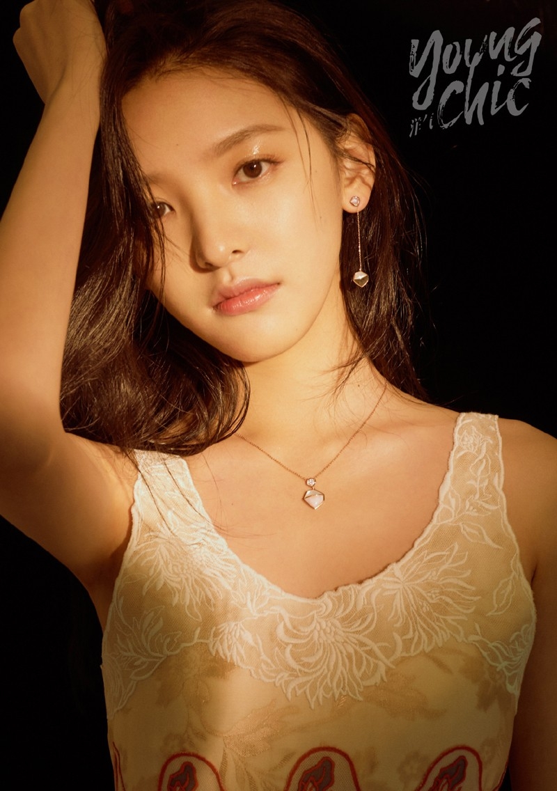 萌妹子章若楠香艳惹火吊带背心文艺写真大片