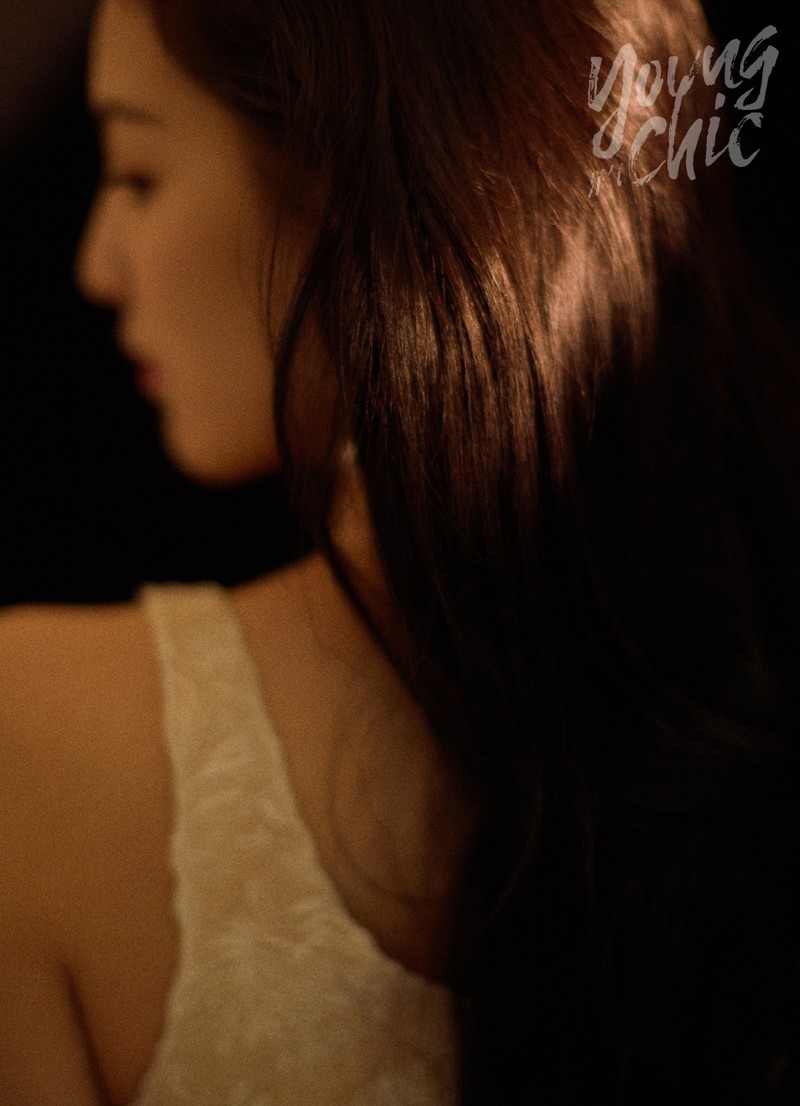 萌妹子章若楠香艳惹火吊带背心文艺写真大片