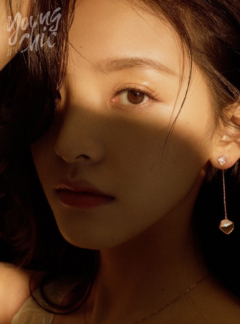 萌妹子章若楠香艳惹火吊带背心文艺写真大片