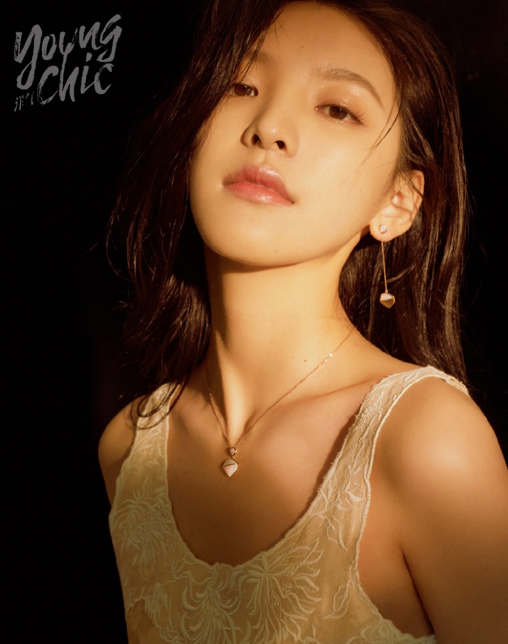 萌妹子章若楠香艳惹火吊带背心文艺写真大片