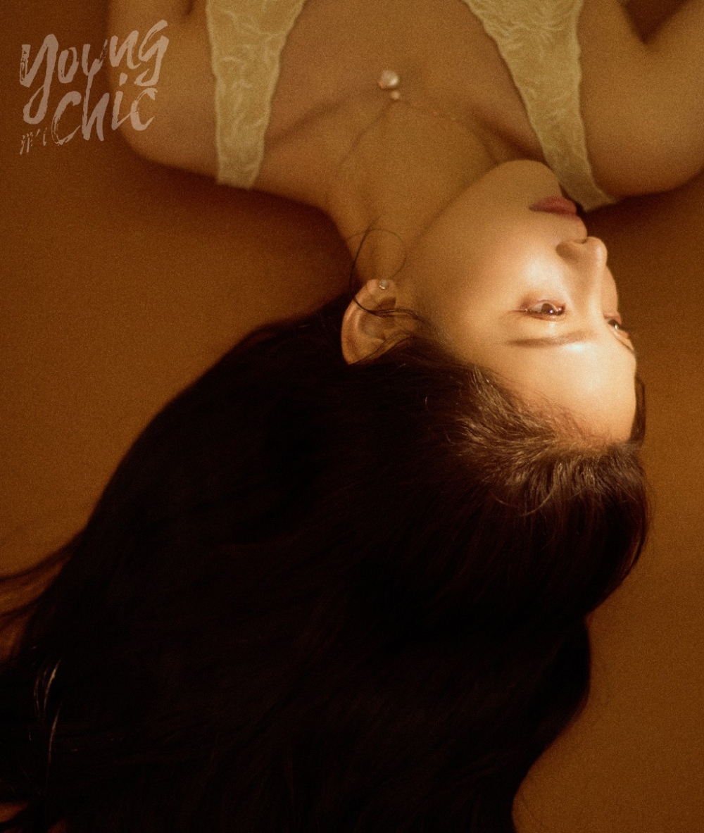 萌妹子章若楠香艳惹火吊带背心文艺写真大片