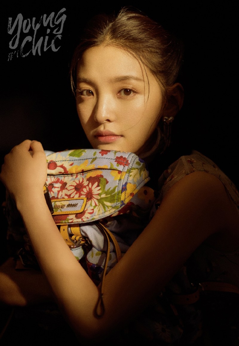 萌妹子章若楠香艳惹火吊带背心文艺写真大片