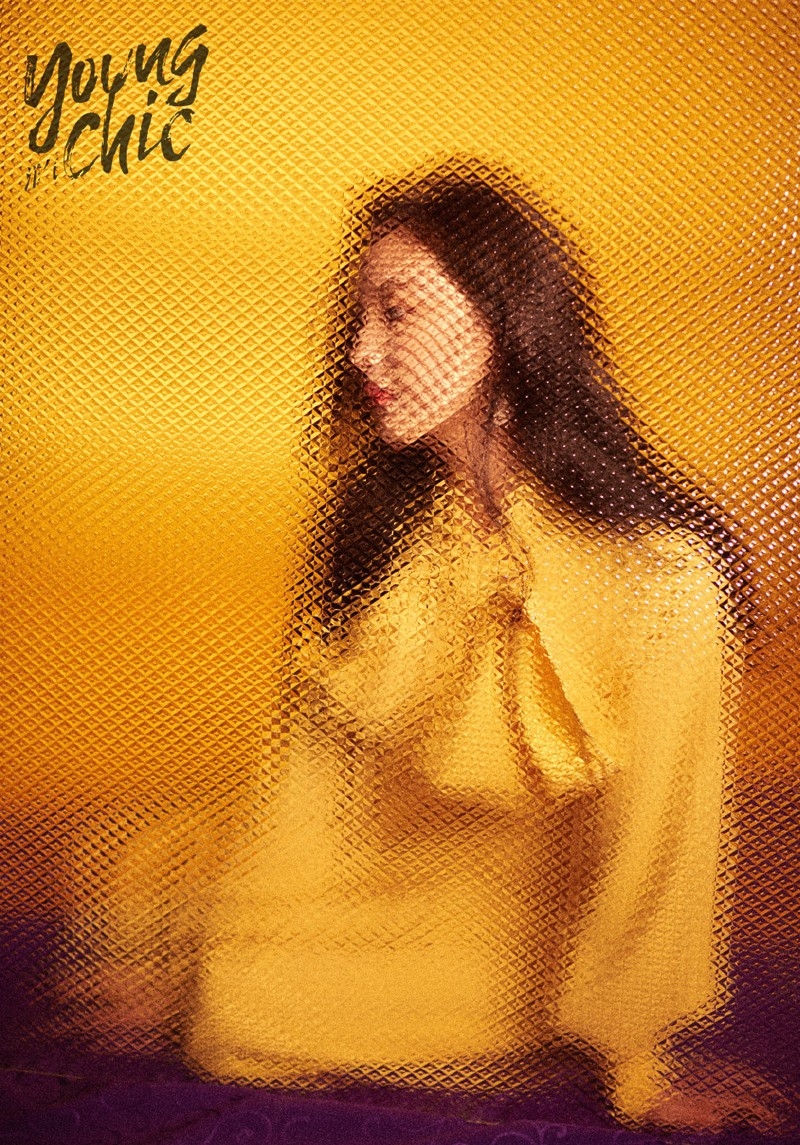 萌妹子章若楠香艳惹火吊带背心文艺写真大片