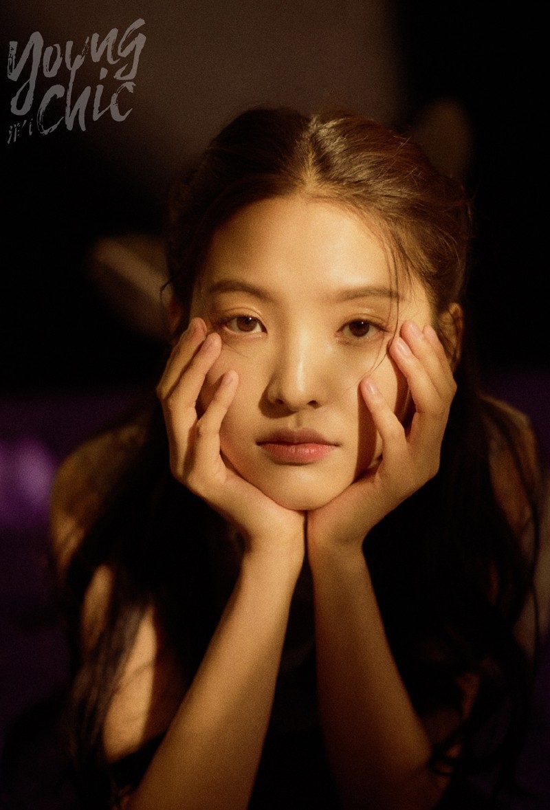 萌妹子章若楠香艳惹火吊带背心文艺写真大片