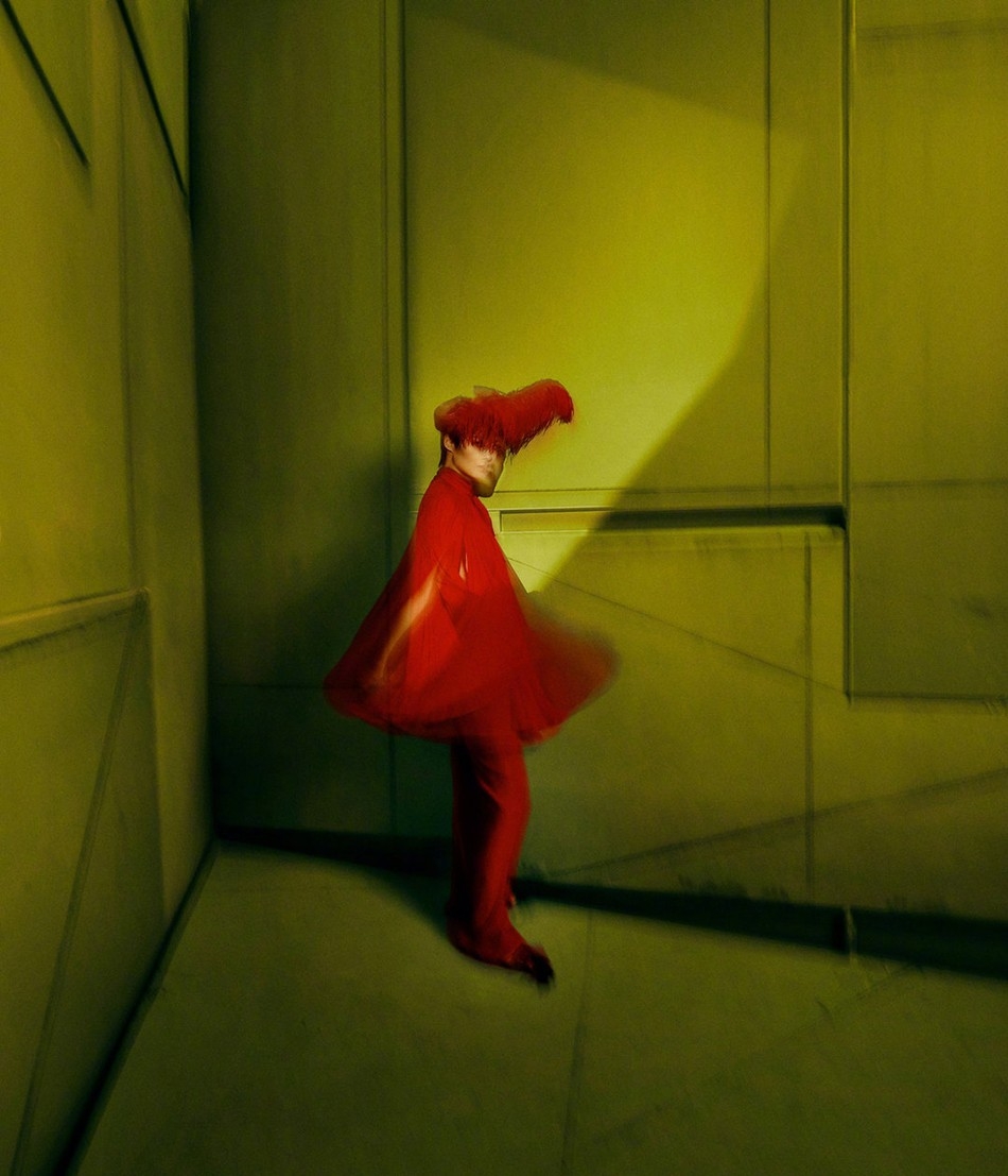 李宇春抓马造型炫酷时尚携手四位法国先锋音乐人写真