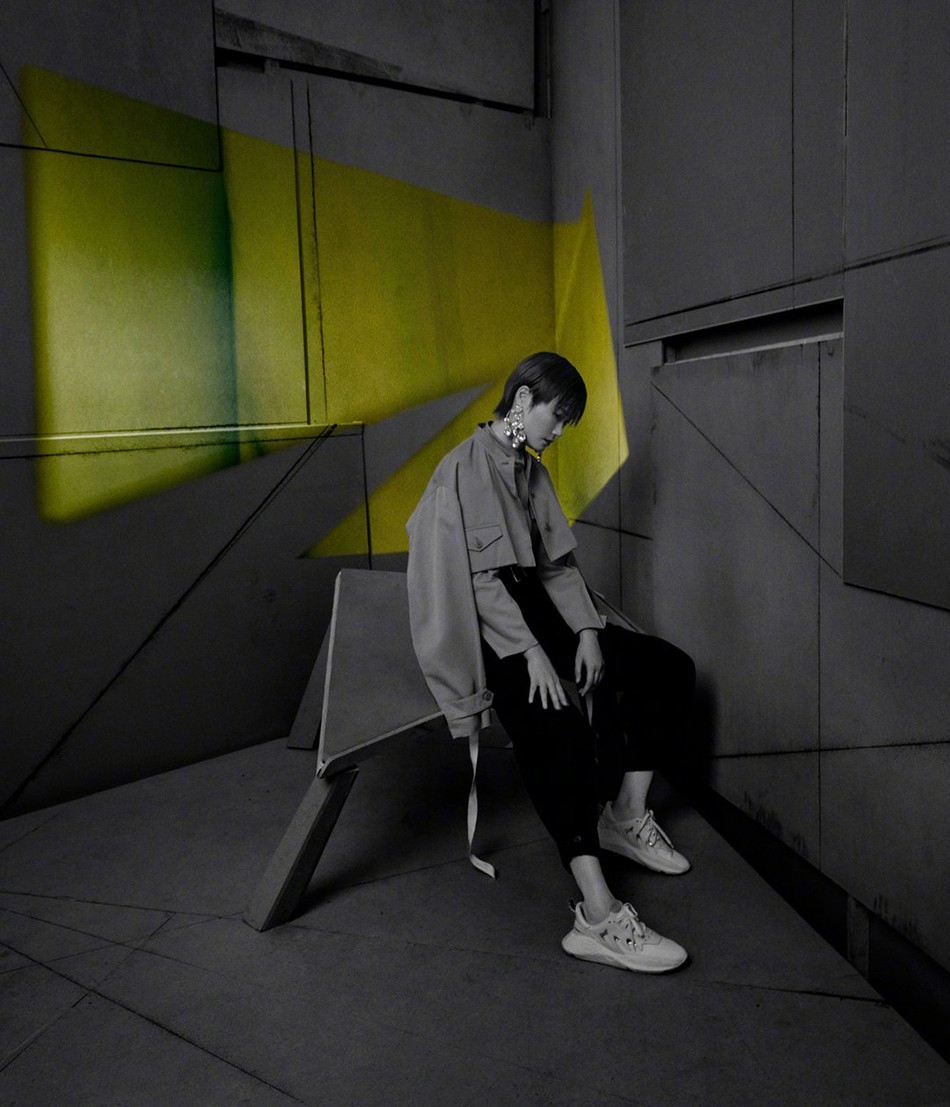 李宇春抓马造型炫酷时尚携手四位法国先锋音乐人写真