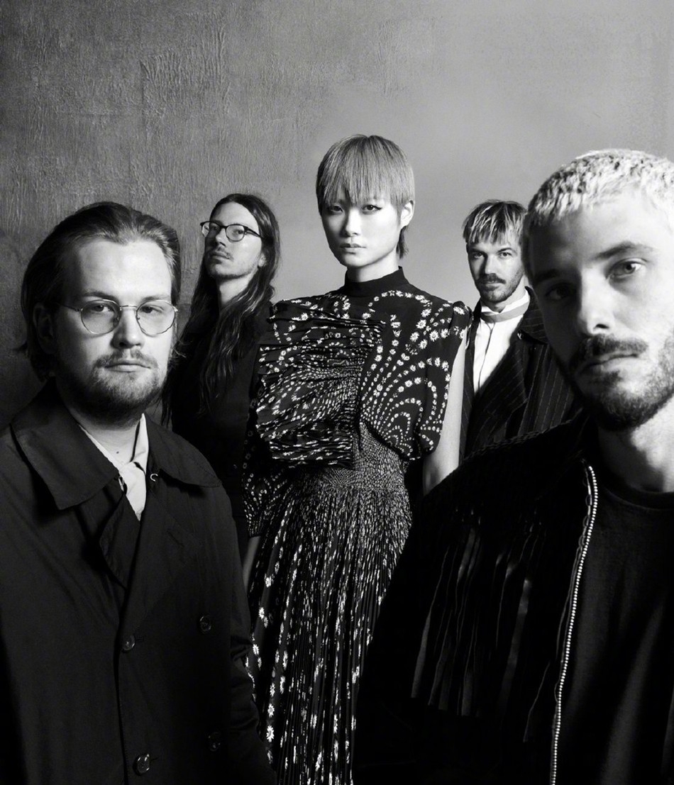 李宇春抓马造型炫酷时尚携手四位法国先锋音乐人写真