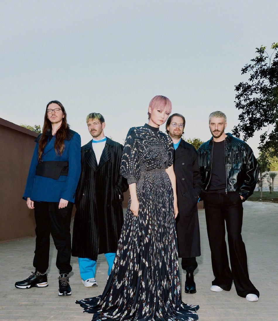 李宇春抓马造型炫酷时尚携手四位法国先锋音乐人写真