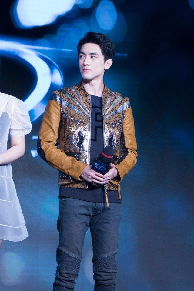 林更新超帅造型出席发布会