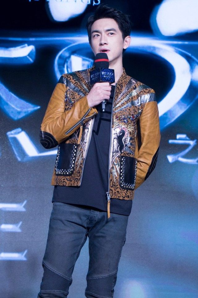 林更新超帅造型出席发布会