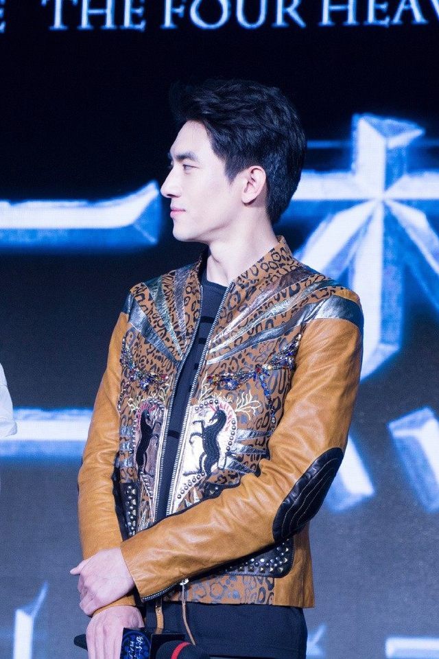 林更新超帅造型出席发布会