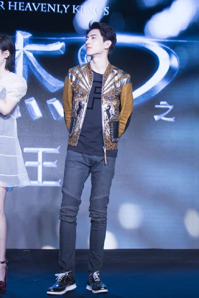 林更新超帅造型出席发布会