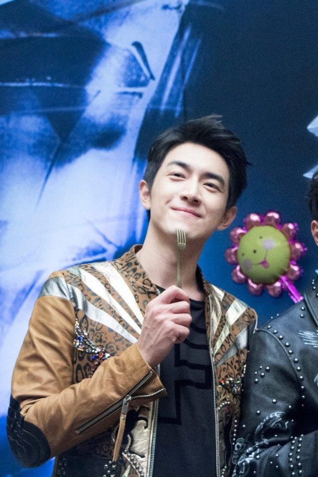 林更新超帅造型出席发布会