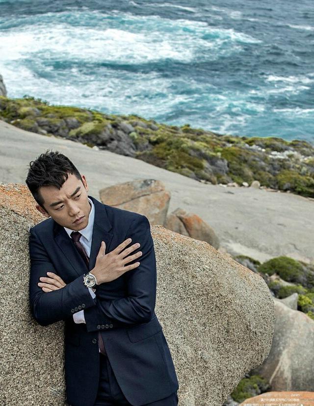 郑恺与女友登时尚封面大片  双手紧牵甜蜜相拥