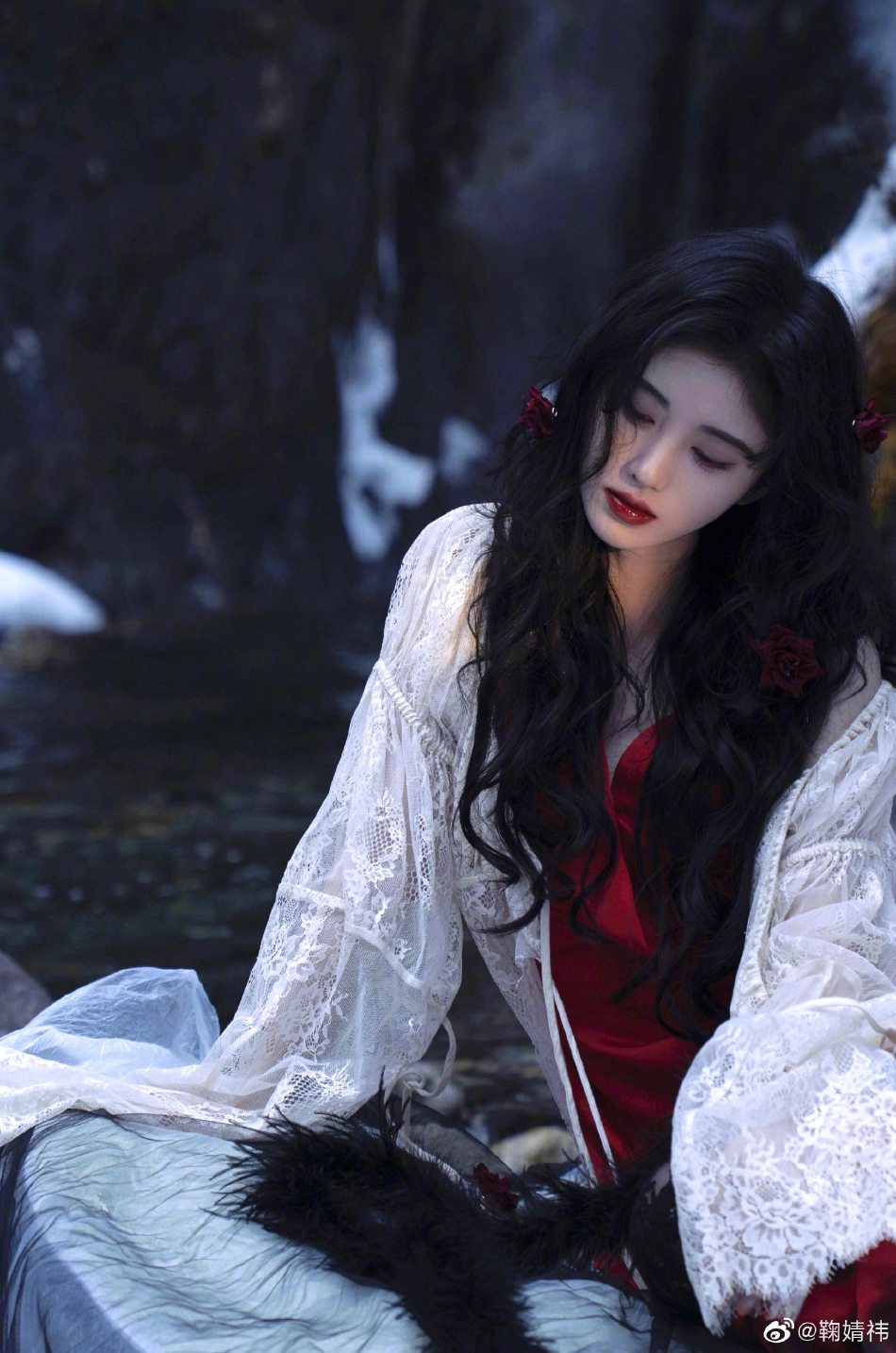 鞠婧t发丝凌乱身姿摇曳雪地写真