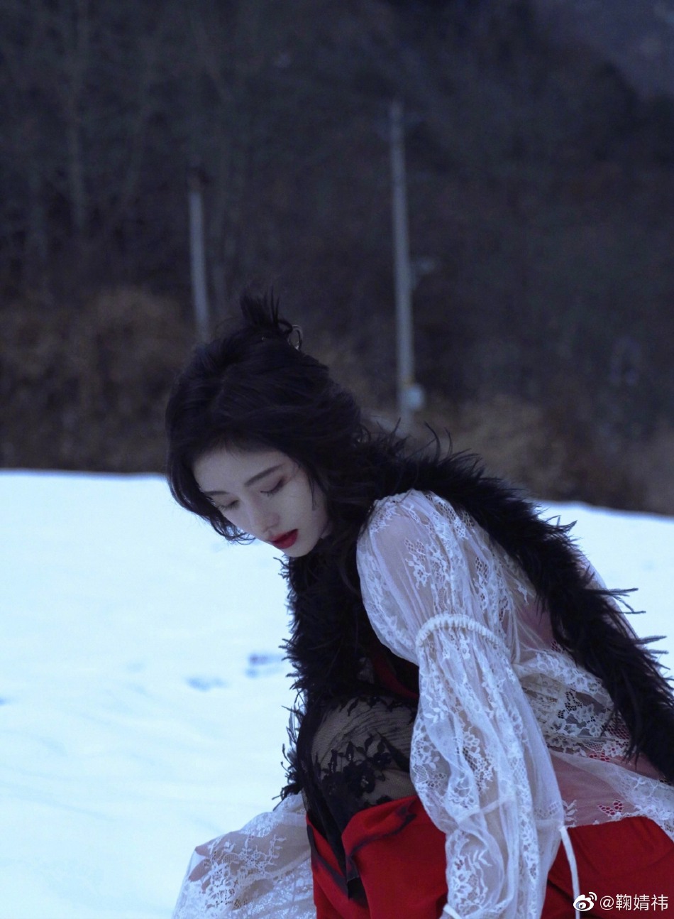 鞠婧t发丝凌乱身姿摇曳雪地写真