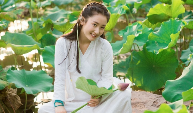 古装美女一袭白衣精致侧颜迷人笑容户外唯美写真