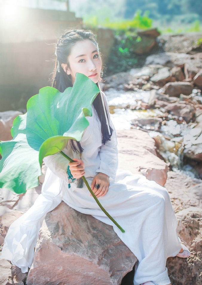 古装美女一袭白衣精致侧颜迷人笑容户外唯美写真
