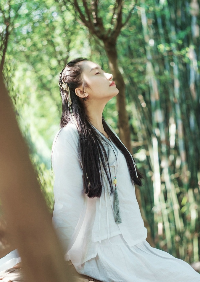 古装美女一袭白衣精致侧颜迷人笑容户外唯美写真