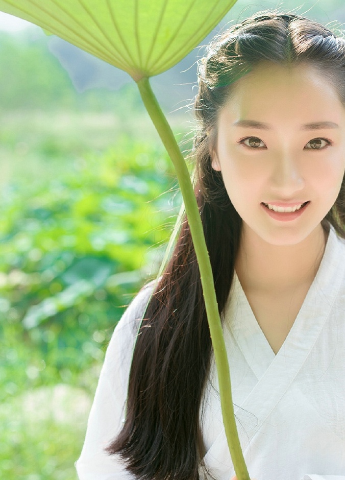 古装美女一袭白衣精致侧颜迷人笑容户外唯美写真