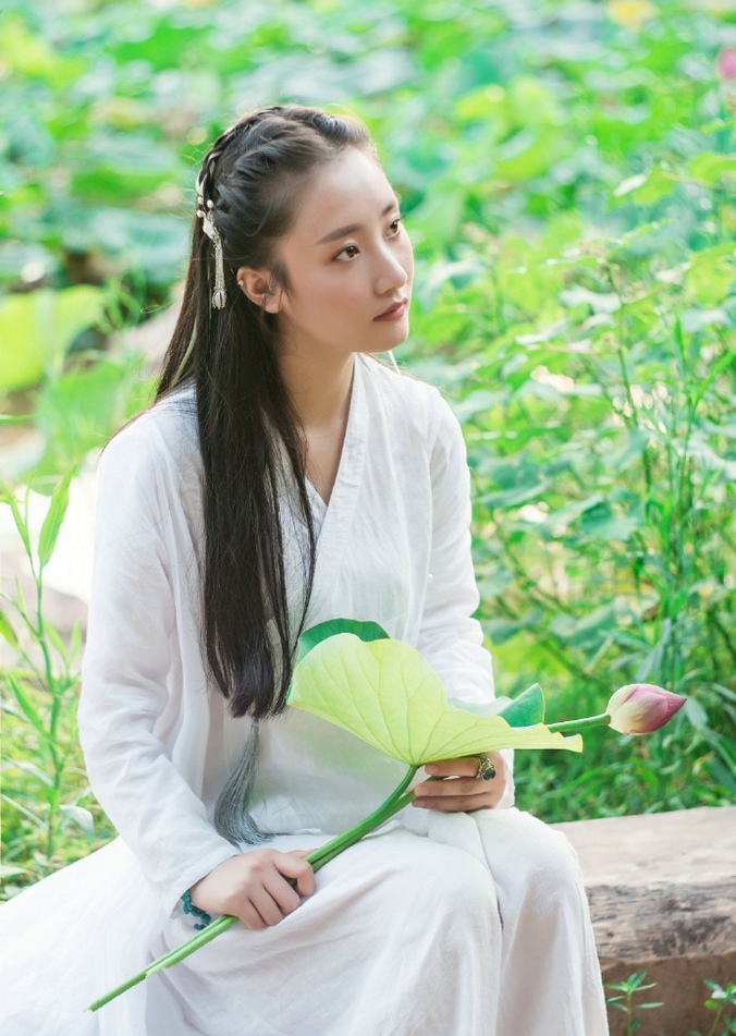 古装美女一袭白衣精致侧颜迷人笑容户外唯美写真