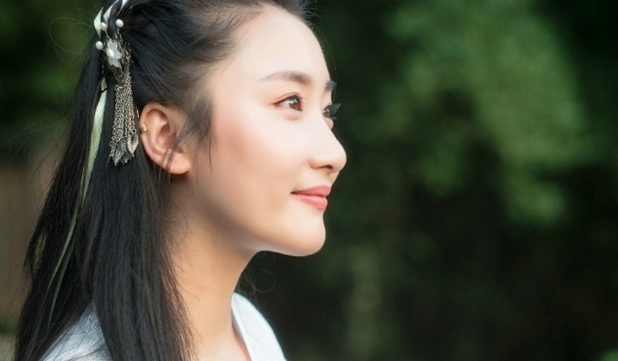 古装美女一袭白衣精致侧颜迷人笑容户外唯美写真