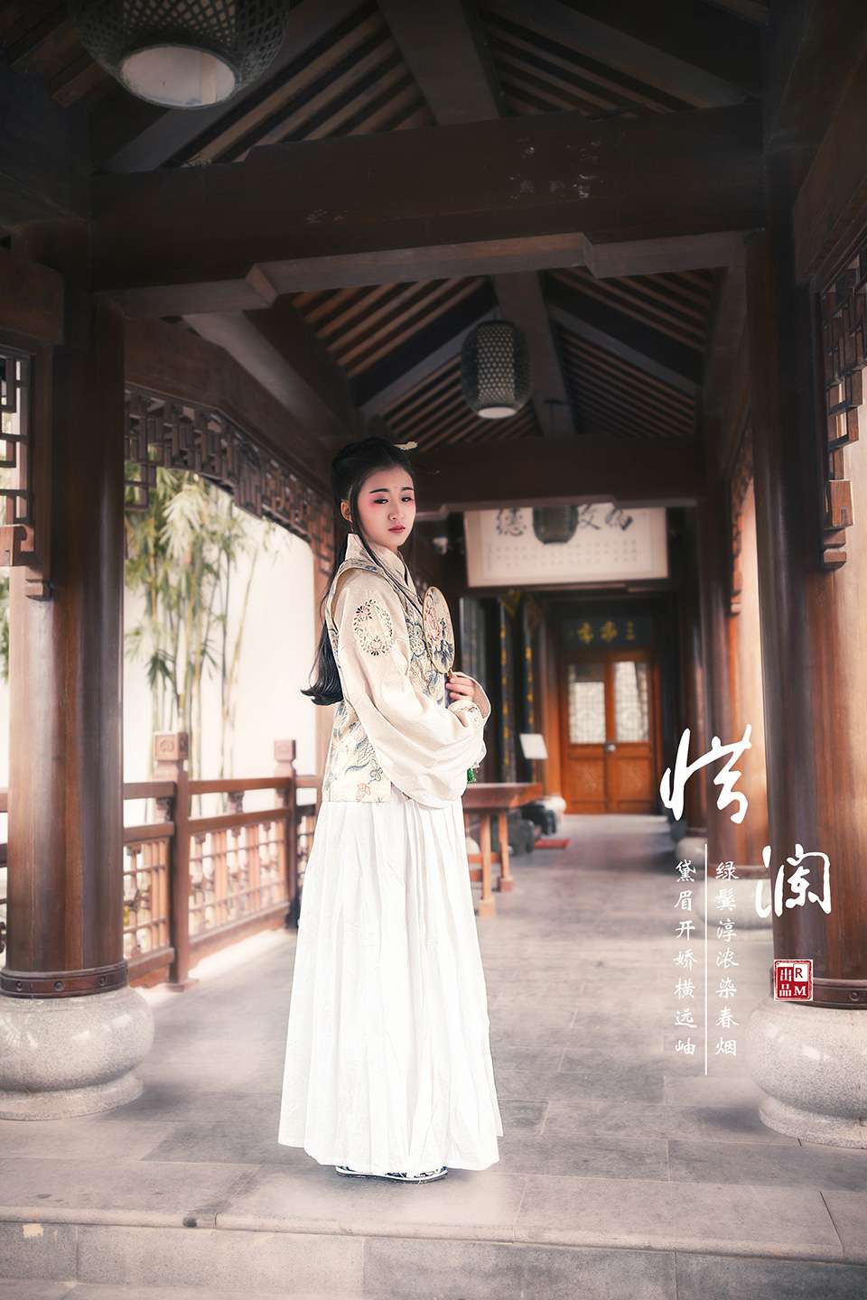 典雅娴静汉服美女步步生莲写真