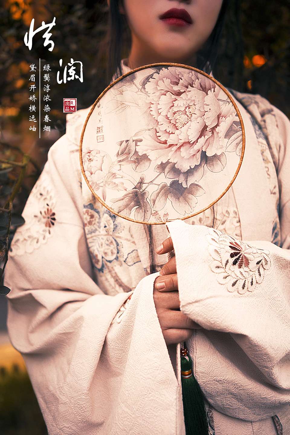 典雅娴静汉服美女步步生莲写真