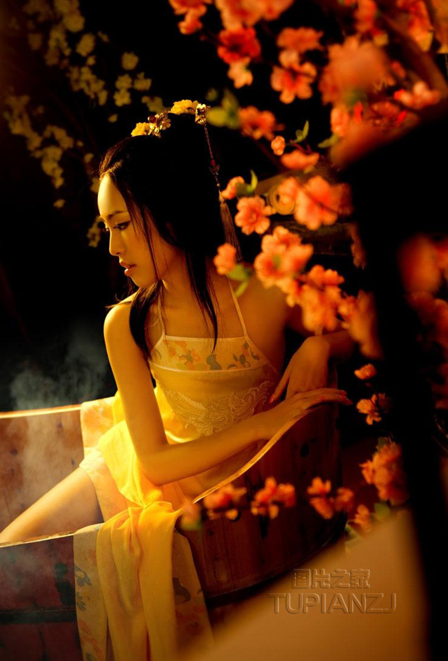 沐浴中的性感古典少女 展露完美曲线