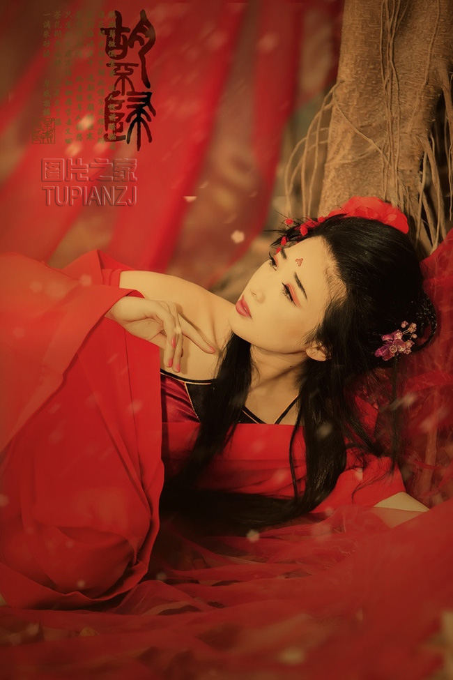 少女低头娇羞可人 红艳古装吸眼球