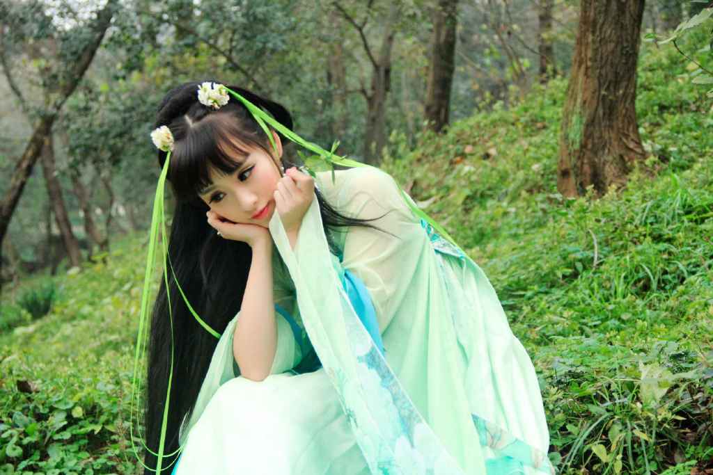 90后古装美女森林写真