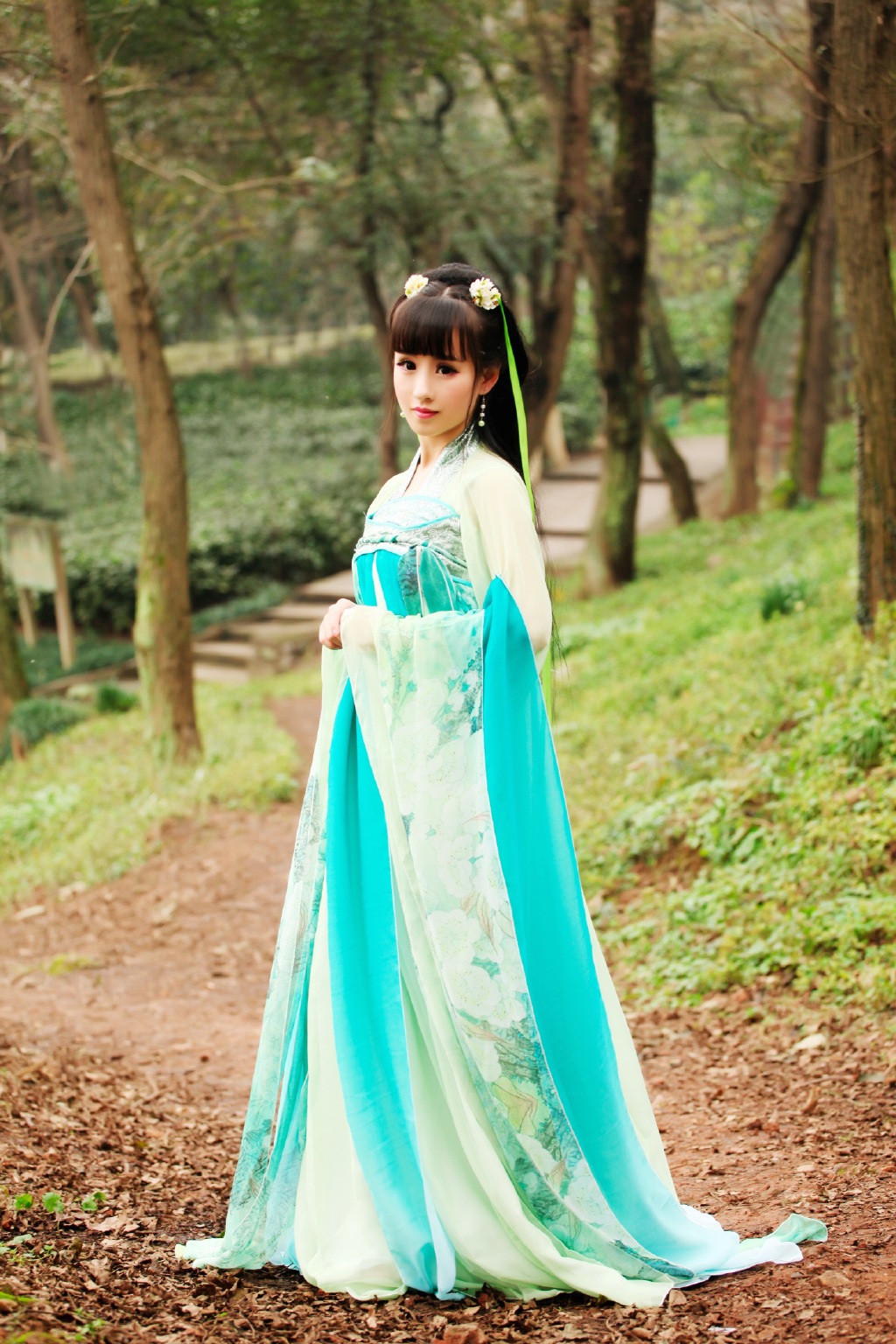 90后古装美女森林写真