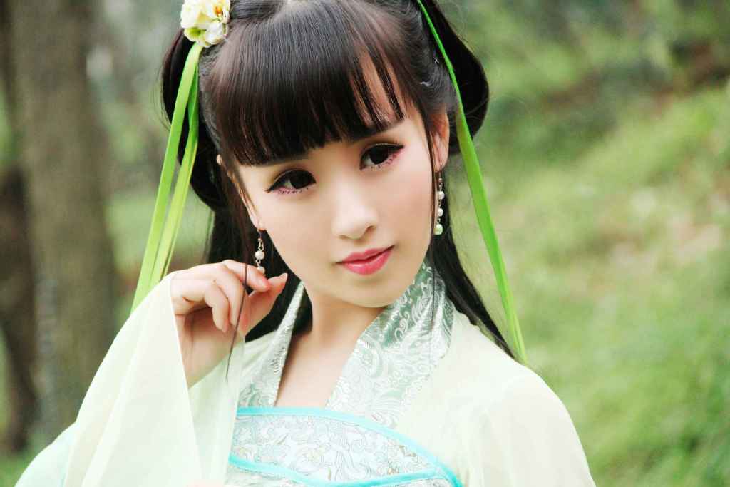 90后古装美女森林写真