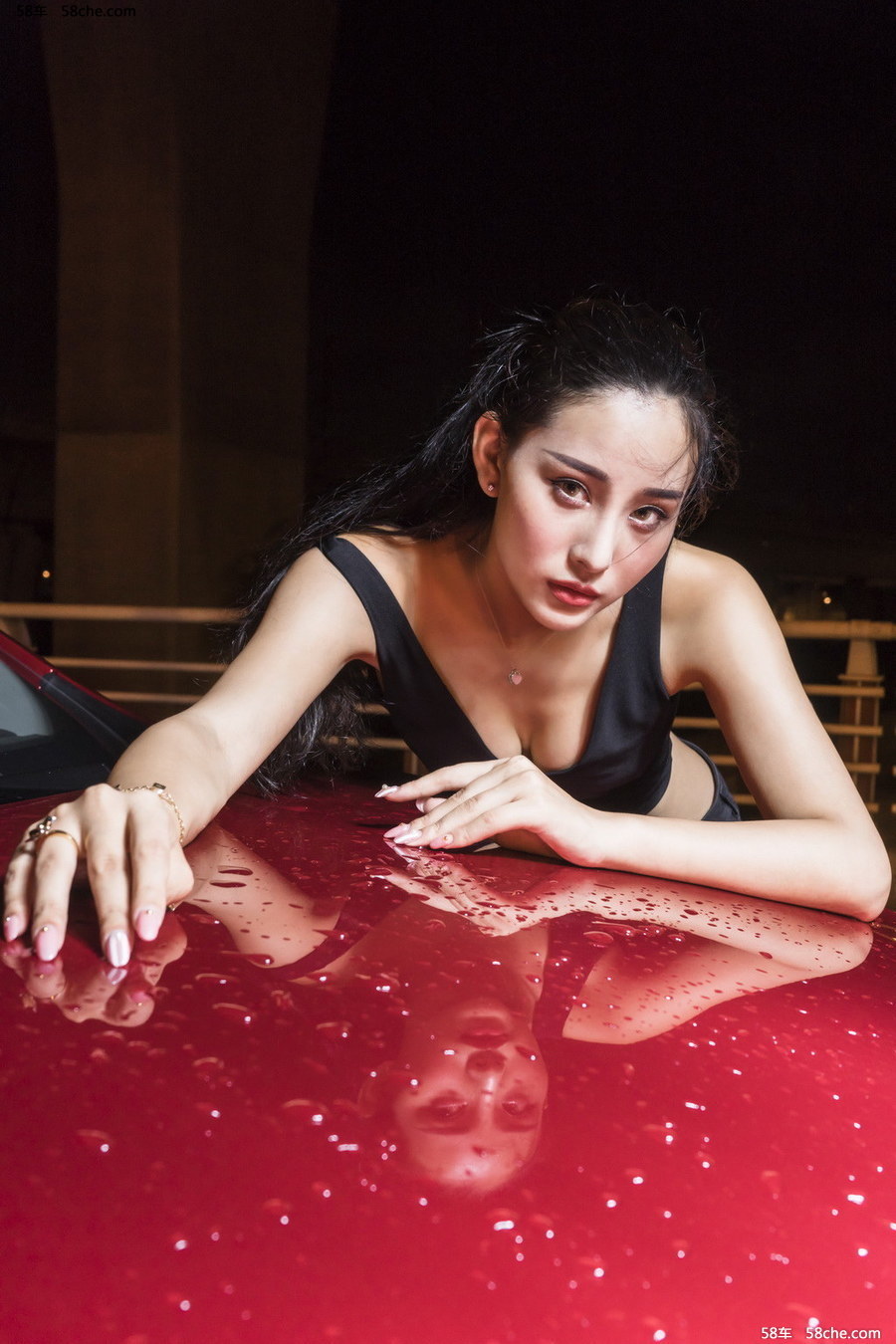 身姿窈窕纤细的冷艳女神魅力无限豪车激情图片