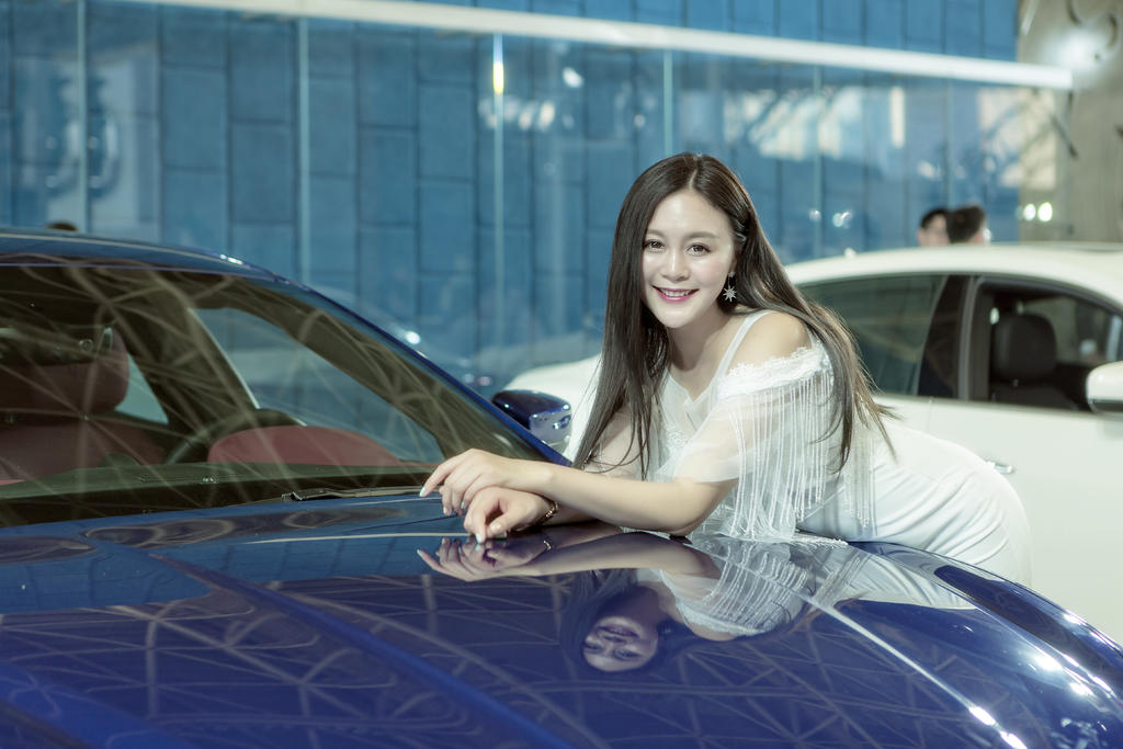 丰腴饱满的妩媚女人紧身长裙惹火性感艺术照