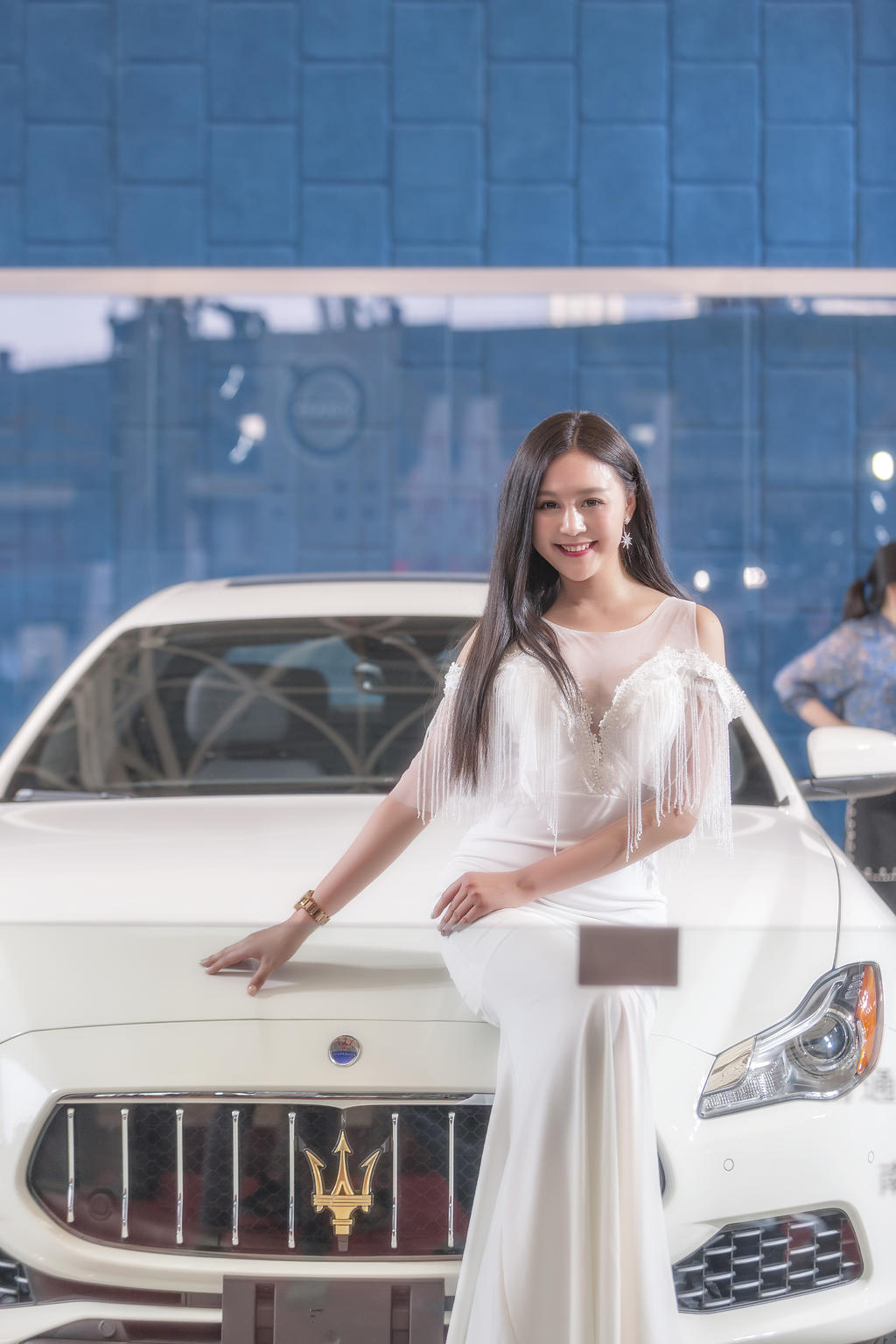 丰腴饱满的妩媚女人紧身长裙惹火性感艺术照