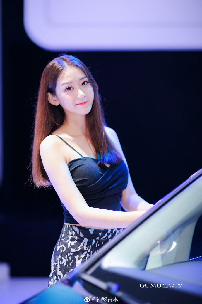 韩国车模吊带纱裙吸睛高清私房摄影