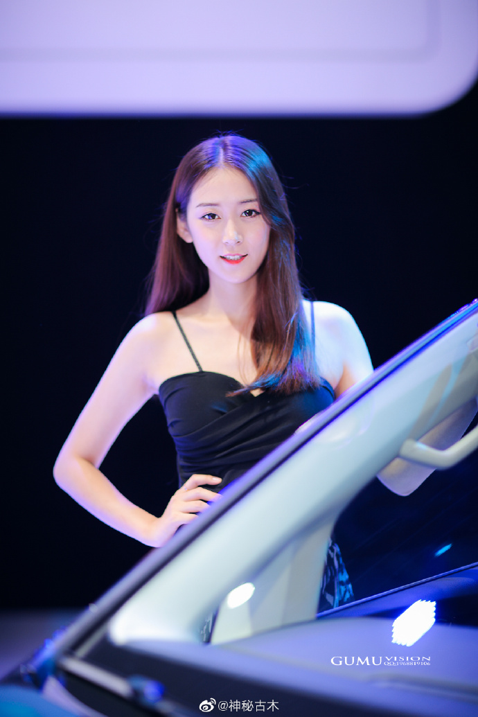 韩国车模吊带纱裙吸睛高清私房摄影