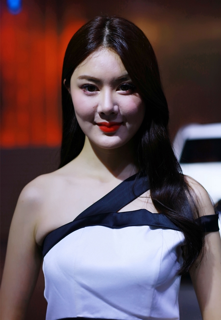 亚洲漂亮香甜气息车模长发妖娆性感写真图片