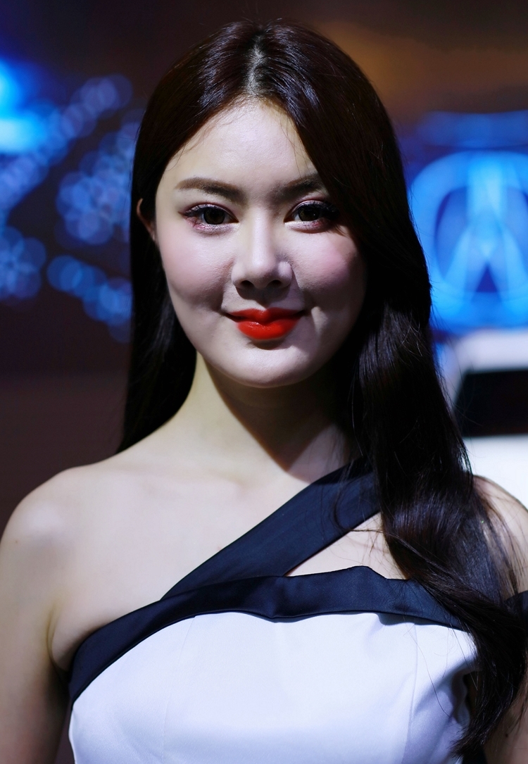 亚洲漂亮香甜气息车模长发妖娆性感写真图片