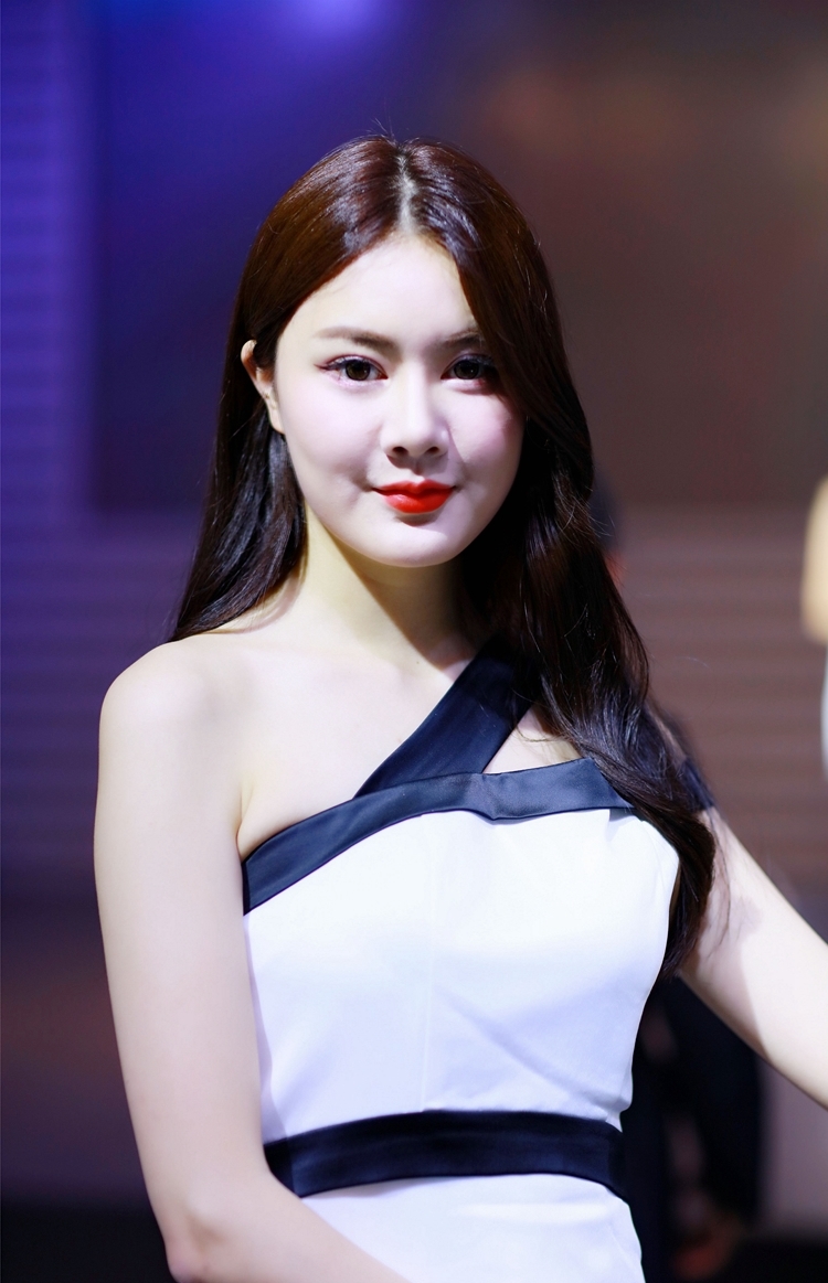 亚洲漂亮香甜气息车模长发妖娆性感写真图片